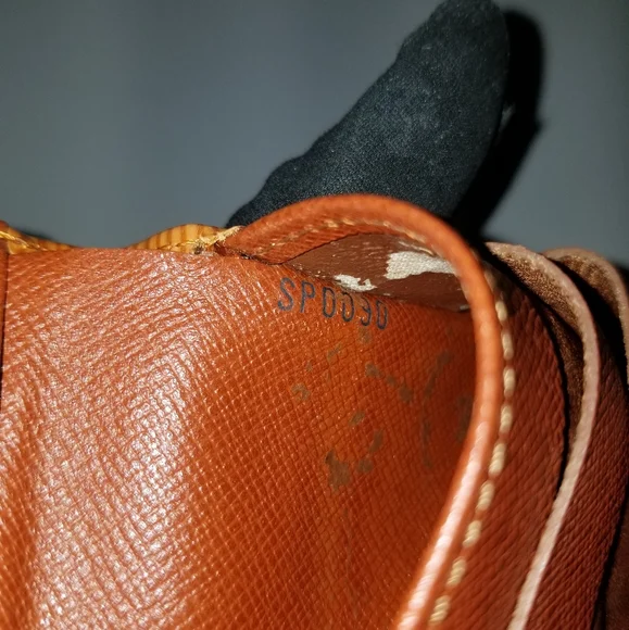 LOUIS VUITTON Classic Elise Men's Epi Bifold Wallet - Picture 11 of 16